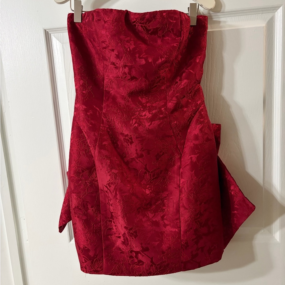 Chic Strapless Floral Dress in Deep Red